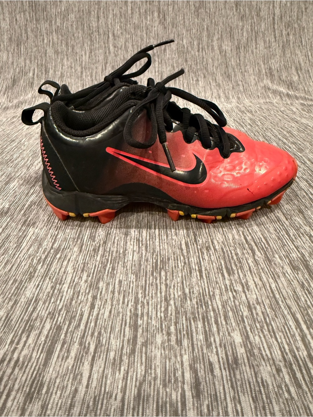 Pink and Black Nike Hyperdiamond 2 Keystone Fastflex size 12 child cleats.